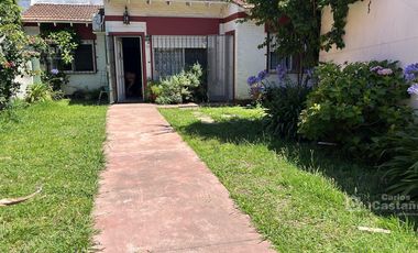 Chalet en 1 Planta, 2 Amb. + PH 2 Amb. con Patio, Parrilla, Garaje y Jardín