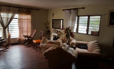 Casa muy amplia con terraza y zona verde muy agradable