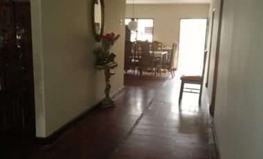 Casa muy amplia con terraza y zona verde muy agradable