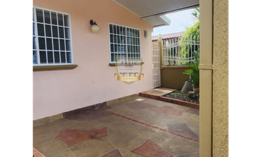 VENTA DE CASA CON LNEA BLANCA EN BRISAS DEL GOLF
