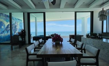 Penthouse equipado de 5 habitaciones frente al mar