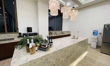 Penthouse equipado de 5 habitaciones frente al mar