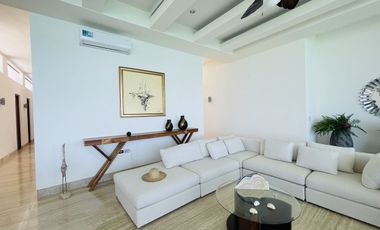Penthouse equipado de 5 habitaciones frente al mar