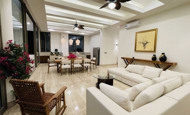 Penthouse equipado de 5 habitaciones frente al mar