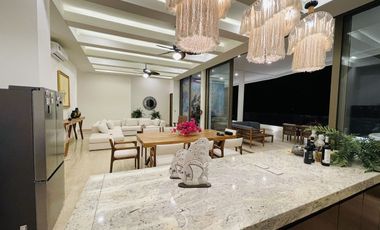 Penthouse equipado de 5 habitaciones frente al mar