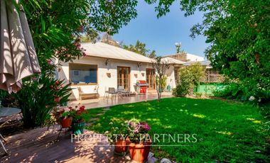 Casa con jardín, en un entorno con excelente conectividad y a pasos de todo tipo de servicios.