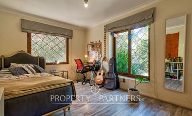 Casa con jardín, en un entorno con excelente conectividad y a pasos de todo tipo de servicios.