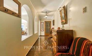 Casa con jardín, en un entorno con excelente conectividad y a pasos de todo tipo de servicios.