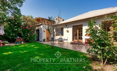 Casa con jardín, en un entorno con excelente conectividad y a pasos de todo tipo de servicios.
