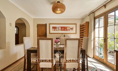 Casa con jardín, en un entorno con excelente conectividad y a pasos de todo tipo de servicios.