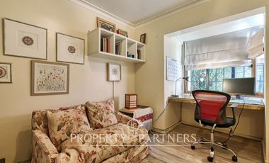 Casa con jardín, en un entorno con excelente conectividad y a pasos de todo tipo de servicios.
