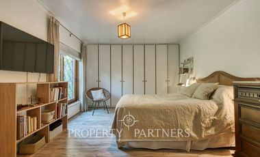 Casa con jardín, en un entorno con excelente conectividad y a pasos de todo tipo de servicios.