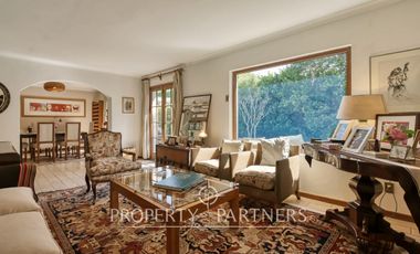 Casa con jardín, en un entorno con excelente conectividad y a pasos de todo tipo de servicios.