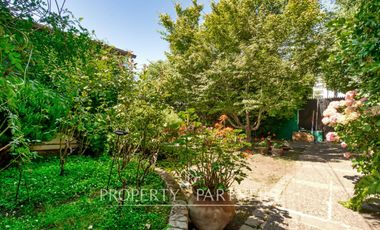 Casa con jardín, en un entorno con excelente conectividad y a pasos de todo tipo de servicios.
