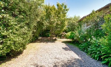 Casa con jardín, en un entorno con excelente conectividad y a pasos de todo tipo de servicios.