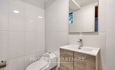 Casa con jardín, en un entorno con excelente conectividad y a pasos de todo tipo de servicios.