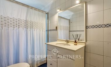 Casa con jardín, en un entorno con excelente conectividad y a pasos de todo tipo de servicios.