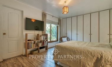 Casa con jardín, en un entorno con excelente conectividad y a pasos de todo tipo de servicios.