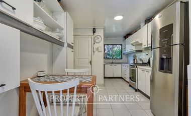 Casa con jardín, en un entorno con excelente conectividad y a pasos de todo tipo de servicios.