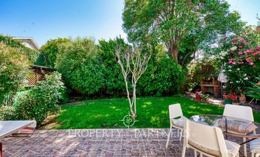 Casa con jardín, en un entorno con excelente conectividad y a pasos de todo tipo de servicios.