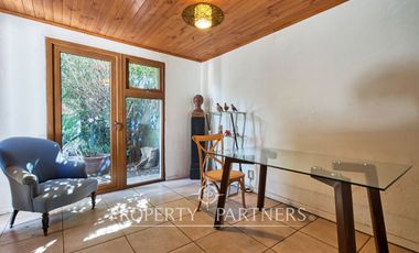 Casa con jardín, en un entorno con excelente conectividad y a pasos de todo tipo de servicios.