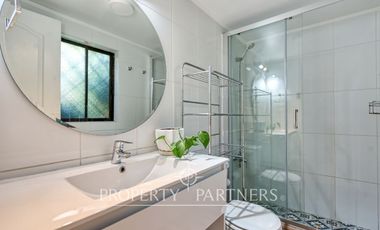 Casa con jardín, en un entorno con excelente conectividad y a pasos de todo tipo de servicios.
