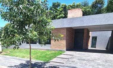Hermosa Casa 2 dorm. zona sur.