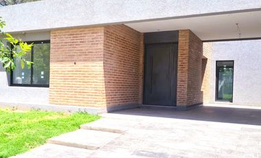 Hermosa Casa 2 dorm. zona sur.