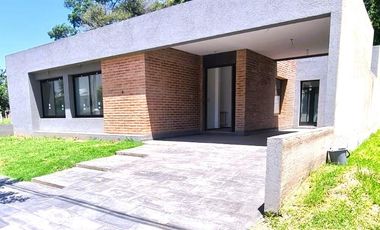 Hermosa Casa 2 dorm. zona sur.