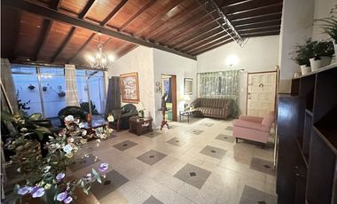 HERMOSA CASA EN VENTA EN ELCORAZÓN DE MEDELLN