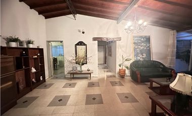 HERMOSA CASA EN VENTA EN ELCORAZÓN DE MEDELLN