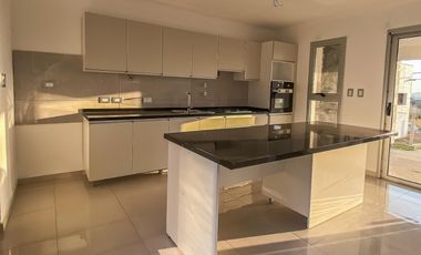 CASA A LA VENTA A ESTRENAR EN ZONA LOPEZ JORDAN Y DARWIN