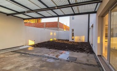 CASA A LA VENTA A ESTRENAR EN ZONA LOPEZ JORDAN Y DARWIN