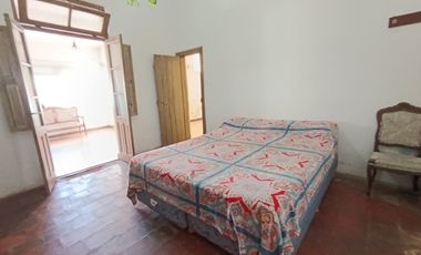 CASA CON UN GRAN TERRENO A PASOS DEL CENTRO PARA REMODELAR