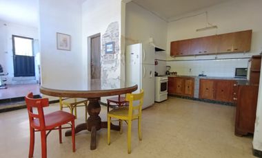 CASA CON UN GRAN TERRENO A PASOS DEL CENTRO PARA REMODELAR