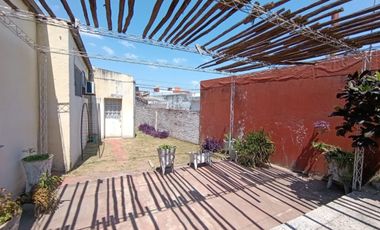 CASA CON UN GRAN TERRENO A PASOS DEL CENTRO PARA REMODELAR