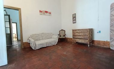 CASA CON UN GRAN TERRENO A PASOS DEL CENTRO PARA REMODELAR