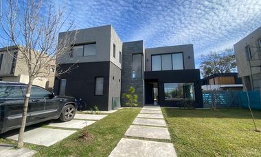 Casa en venta - 4 Dormitorios 6 Baños - Cochera - 500Mts2 - Pilar