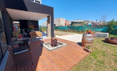 Casa en venta - 4 Dormitorios 6 Baños - Cochera - 500Mts2 - Pilar