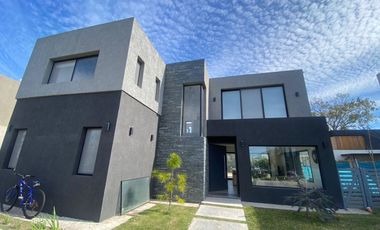 Casa en venta - 4 Dormitorios 6 Baños - Cochera - 500Mts2 - Pilar