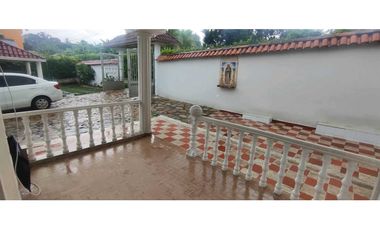 Casalote de 1000 M2 en 650 mill en La Mesa Cund, a 10 min del pueblo.