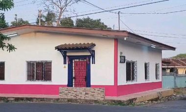 ALQUILER CASA  EN ESQUINA