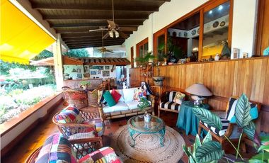 Casa con 2 lotes en Los Angeles Betania # 2155 cvd