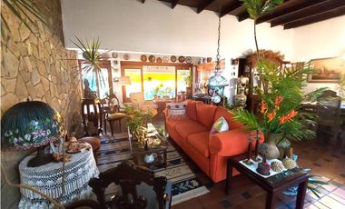 Casa con 2 lotes en Los Angeles Betania # 2155 cvd