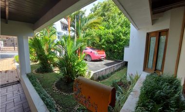 Casa con 2 lotes en Los Angeles Betania # 2155 cvd