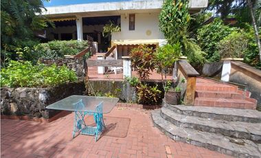 Casa con 2 lotes en Los Angeles Betania # 2155 cvd