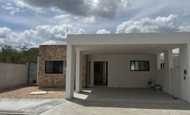 Casa en Preventa con Paneles Solares ,Merida , Una Planta/Alberca/3 Habitaciones