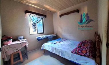 VENDO CASA DE 5 HABITACIONES DE ESQUINA