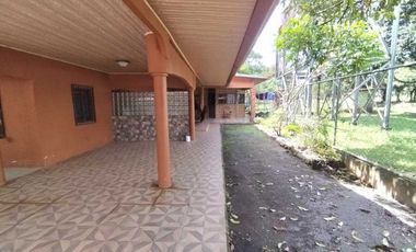 VENDO CASA DE 5 HABITACIONES DE ESQUINA