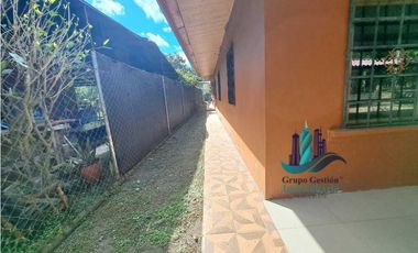 VENDO CASA DE 5 HABITACIONES DE ESQUINA